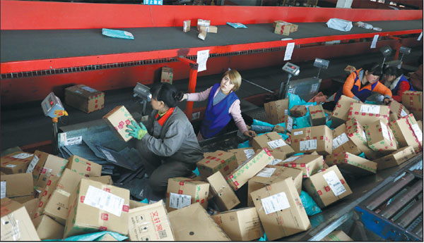 Workers sort parcels at a warehouse in Tianjin, North China.(Photos By Zhu Xingxin / China Daily)