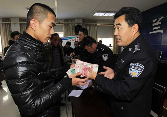 Police officers in Linyi, Shandong province, help migrant workers get payment that had been withheld by their employers last month.(Photo: Zhu Wutao/for China Daily)