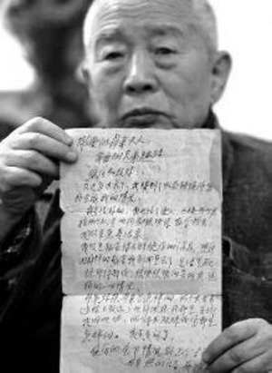 Wang Zhiyuan shows the letter. (Photo/hsw.cn)