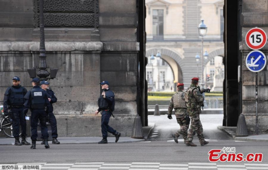 French police officers and soldiers patrol in front of the Louvre museum on February 3, 2017 in Paris after a soldier has shot and gravely injured a man who tried to attack him. (Photo/Agencies)