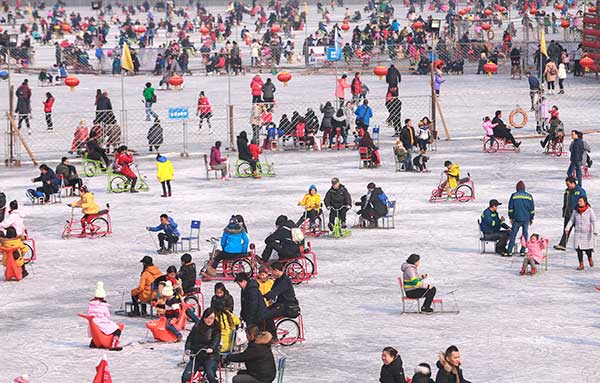 Tourists enjoy themselves at the Shichahai skating rink in Beijing on Friday, the first working day after the Spring Festival holiday.(Zou Hong/China Daily)