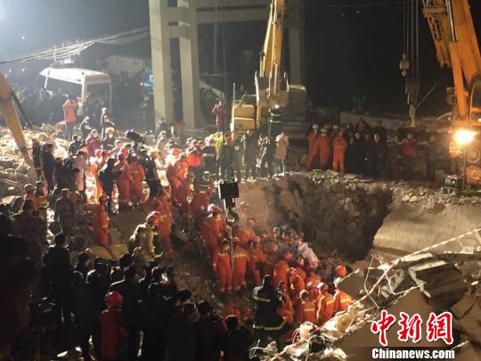 Rescuers search for survivors in midnight in Wencheng county, Zhejiang province, on Friday. 