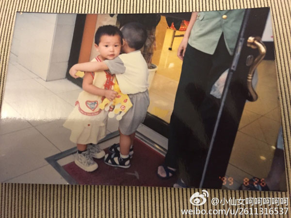 The boy hugs Xiaoxiannvhehehehehe at a cake shop in Tianjin on Aug 18, 1999. (Photo/Sina Weibo)