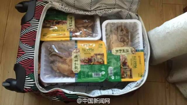 This traveler's bag was taken up entirely by Dezhou chicken, a famous delicacy in East China's Shandong province. (Photo/Weibo account of chinanews.com)