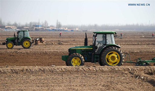 Farmers are seen busy working on farmland as the plowing and sowing season comes along, in Yongning County, northwest China's Ningxia Hui Autonomous Region, Feb. 29, 2016. (Xinhua/Wang Peng) (File photo)