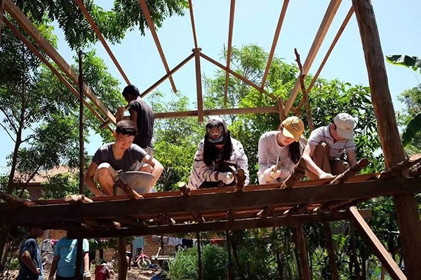 Young volunteers from China help Cambodian schools build facilities in Siem Reap, through WoW Education, a Beijing-based organization. (Photo provided to China Daily)