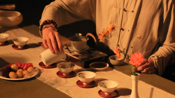 Screengrab shows a client making tea in a tea house in Hangzhou,  Zhejiang Province.(Photo/CGTN)
