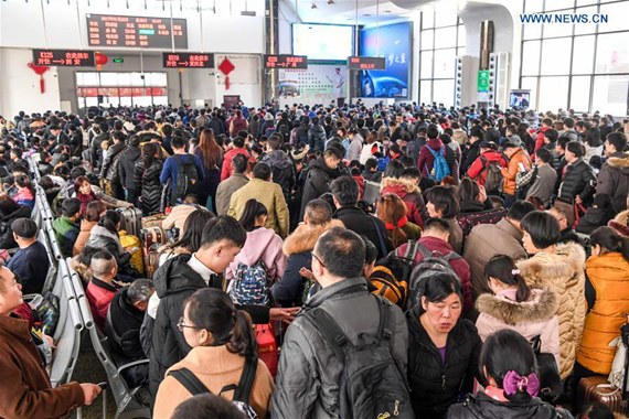 Passengers wait to aboard at Zhengzhou Railway Station in Zhengzhou, capital of central China's Henan Province, Jan. 22, 2017. The railway system in Zhengzhou witnessed a travel rush due to the coming Spring Festival, or Chinese Lunar New Year, which falls on Jan. 28 this year. (Xinhua/Li Bo)