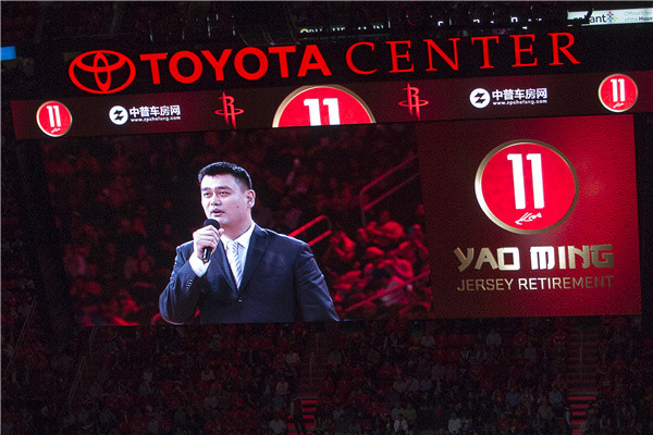 Yao Ming speaks to a cheering crowd at the ceremony to retire his No. 11 NBA basketball jersey on Friday night in Houston. (Photo by May Zhou/China Daily)