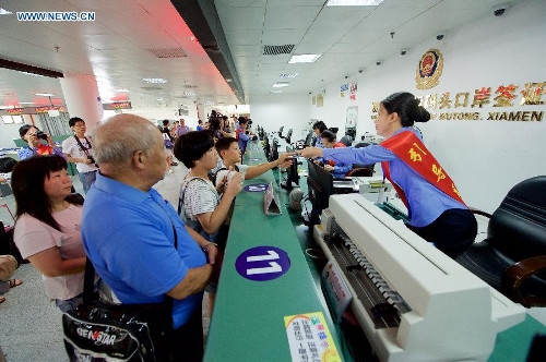 Taiwan residents register for the Mainland Travel Permit of Taiwan Residents (MTP) at the exit-entry administration hall of the Wutong dock in Xiamen, southeast China's Fujian Province, July 1, 2015. (File photo/Xinhua)