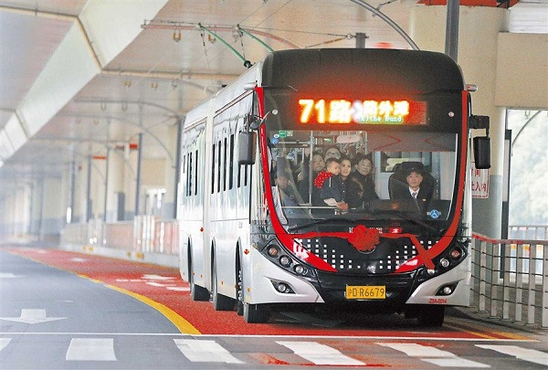 A crowded No. 71 bus is seen on its exclusive lane yesterday on Yanan Road. (Zhao Yun)
