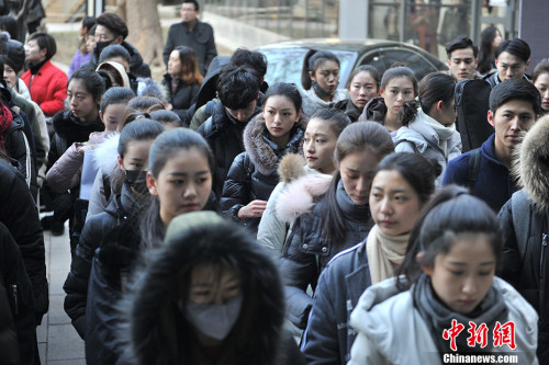 Students wait to take part in enrollment exam of Beijing Film Academy. (Photo/Chinanews.com)