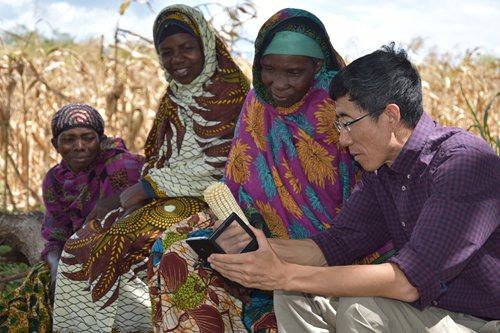 Li Xiaoyun (right) imparts planting techniques in Tanzania in July 2015. Photo: Kong Deji