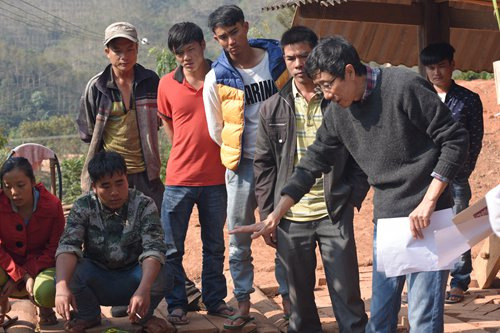 Li offers his guidance at a construction site in Heibian. Photo: Courtesy of Mengla Xiaoyun Poverty Alleviation Center