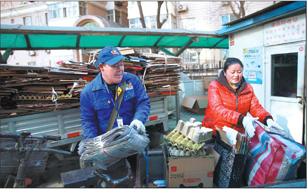 Employees of Yingchuang Recycling Co sort through waste packaging at a center in Beijing. (Photo/China Daily)