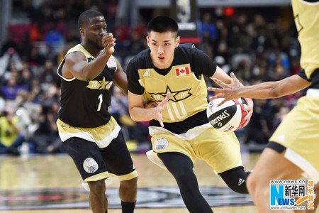 Kris Wu plays alongside the Canadian celebrity team in the NBA All-Star Celebrity Game on Feb. 13, 2016 in Toronto, Canada. (Photo/Xinhua)