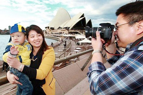 A Chinese family visit Sydney, Australia. (Photo/China Daily)