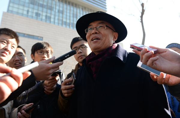 Lawyer Li Shuting speaks to the media outside the Second Circuit Court in Shenyang, Liaoning province, after his client Nie Shubin was exonerated in December. Nie was executed in 1995 as a result of a flawed trial. (WANG YUEXI/CHINA DAILY)