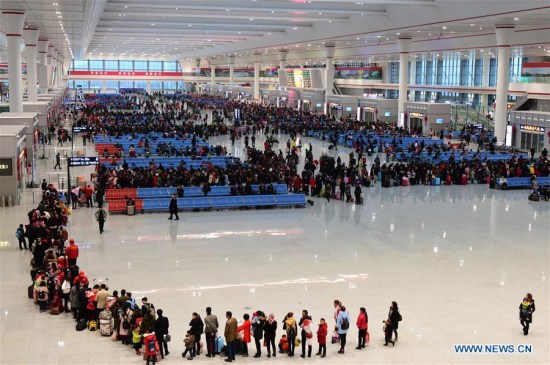 Passengers wait to board trains at Guiyang Railway Station in Guiyang, capital of southwest China's Guizhou Province, Feb. 3, 2017. China's railways braced for post-holiday travel rush, with travelers returning to work after the week-long Lunar New Year celebration. (Xinhua/Liu Xu)