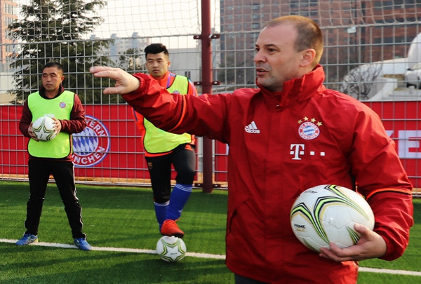 Antonio Vatany, a coach of international programs at Bayern Munich, gives instructions to soccer coaches in Qingdao, Shandong province, on Monday. (Gao Xiaoqiong/For China Daily)