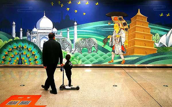 The operator of Xi'an's subway system has defended a controversial mural of an ancient monk that commuters have criticized as historically inaccurate.(Huo Yan/China Daily)