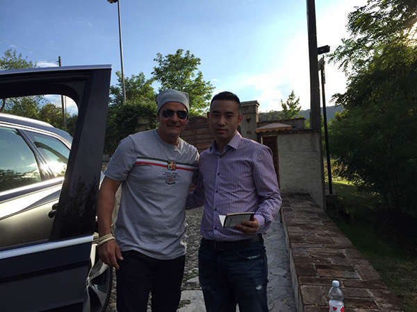 Liu Rui and Roberto Baggio pose for a photo. (Photo/provided to chinadaily.com.cn)