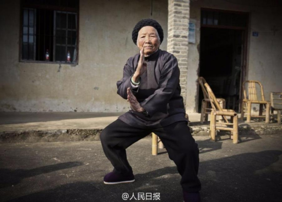 Zhang Hexian, 94, performs kung-fu moves in Liyang Town in Ningbo City, East Chinas Zhejiang Province.  (Photo/Weibo of Peoples Daily)