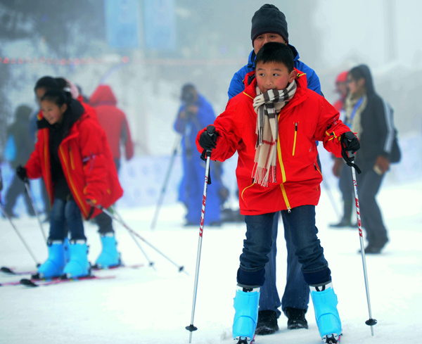 Children learn to ski at the Meihuashan International Ski Resort in Liupanshui, Guizhou province. (Photo/Xinhua)