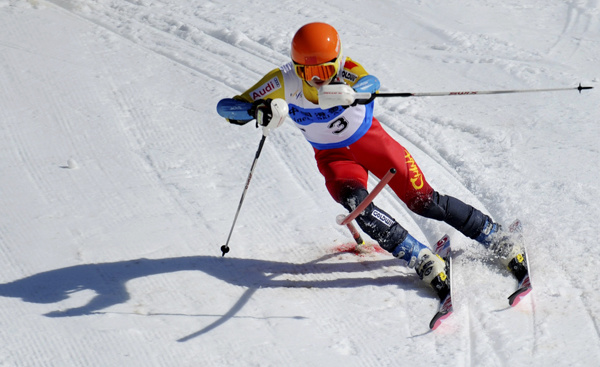 Mu Chengze participates in the men's slalom at the National Youth Alpine Skiing Invitational Tournament in Liupanshui. (Photo/Xinhua)