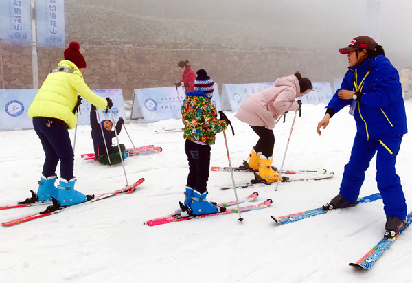 Children learn to ski at the Meihuashan International Ski Resort in Liupanshui, Guizhou province. (Photo/Xinhua)