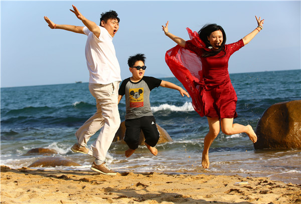A family spends their post-holiday vacation on the beach in Sanya on Hainan Island, the most popular domestic destination after the Spring Festival holiday.  (Photo provided to China Daily)