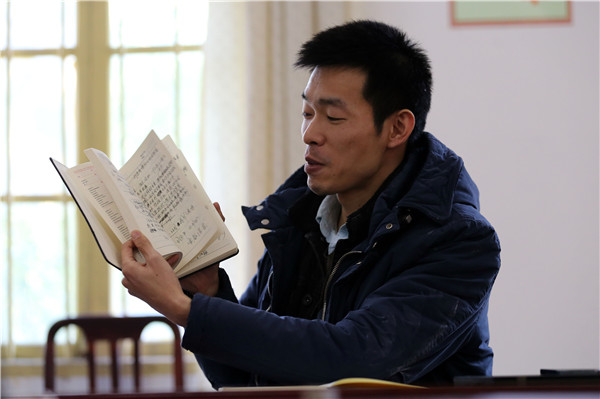 Qin Yuefei works at the Baiyun village. (Photo by Wang Zhuangfei/China Daily)