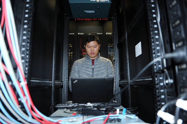 A technical engineer works at an internet data center in a cloud computing hub in Guiyang, Guizhou province, Dec 14, 2015. (Photo/Xinhua)