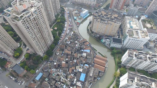 Aerial photo taken on Jan 9, 2017 shows view of Zhangqiao, one of the largest shantytowns, and surrounding estate in Hongkou district, East China's Shanghai. (Photo/Xinhua)