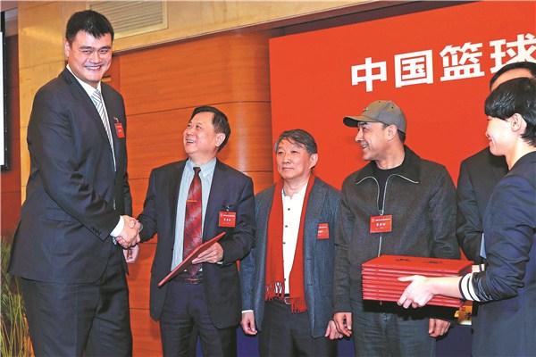 Newly appointed chairman of the Chinese Basketball Association Yao Ming (left) gives a certificate of appointment to Li Jinsheng, one of the nine vice-chairmen elected to assist him, at the CBA's ninth national congress on Thursday. (Photo/Xinhua)