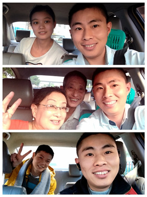 Liao Luqiang, a taxi driver in Southwest China's Chongqing city, takes selfies with passengers. (Photo Provided To China Daily)