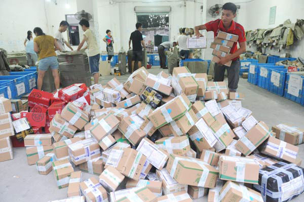 Workers at a delivery service sort parcels in Hangzhou, Zhejiang province. (Photo/China Daily)