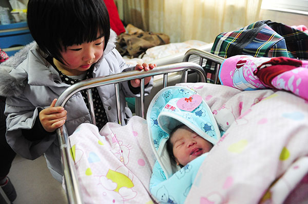 China is mulling financial incentives to encourage couples to have a second child, as surveys show many are reluctant to expand their families due to economic constraints.(Wang Biao/For China Daily)