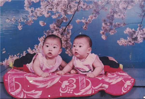A photo taken in 1993 when the twins were 6 months old. (Photo provided to chinadaily.com.cn)