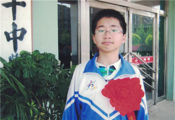 A photo taken in 2008 when Zhang Chao was recommended for admission to the best high school in the city without an exam, Jiaohe, Northeast China's Jilin province. (Photo provided to chinadaily.com.cn)