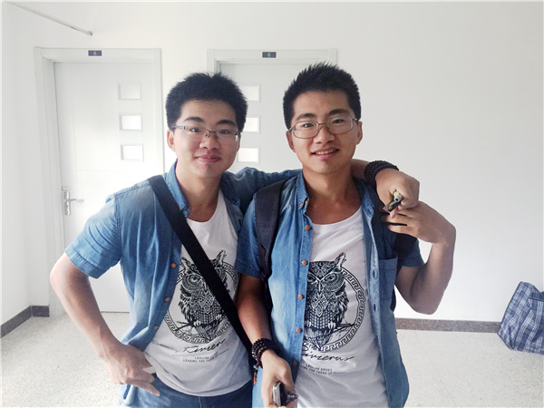 Zhang Chao (R) and Zhang Yue at the former's dormitory on their first day of studying at Chinese Academy of Sciences (CAS) in 2015. (Photo provided to chinadaily.com.cn)
