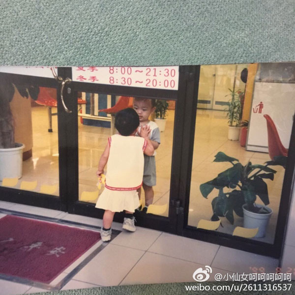 The boy looks through the glass door at "Xiaoxiannvhehehehe" at a cake shop in Tianjin on Aug 18, 1999. (Photo/Sina Weibo)