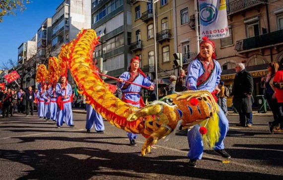 Chinese men perform a traditional dragon dance at a Chinese New Year parade in Lisbon, capital of Portugal. (Photo by Andreia Gordilho)