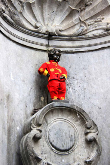 Manneken Pis, the national symbol of Belgium, is dressed in traditional Chinese costume to mark Chinese New Year on Jan 28, 2017. (Photo by Heidi Debergh)