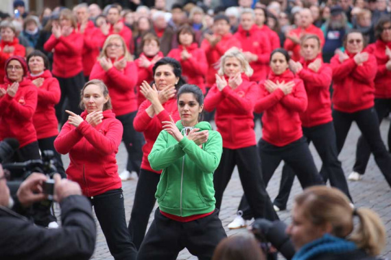 A group of 300 people practice qigong - a Chinese system of deep breathing exercises, in Brussels, Belgium. (Photo by Zhang Miaojing)