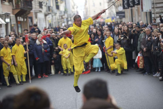Performances of Chinese martial arts attract crowds in Rome, Jan 28, 2017. (Photo by Jin Yu)