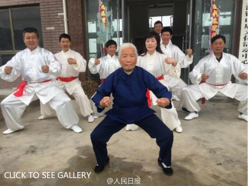 Zhang Hexian, 94, teaches kung fu in Liyang Town in Ningbo City, East China's Zhejiang Province. (Photo/Weibo of People's Daily)