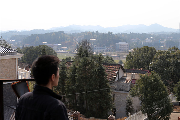 One of Qin's favorite places is the rooftop of his house, where he reads, listens to music and watches the nature. (Photo by Wang Zhuangfei/China Daily)