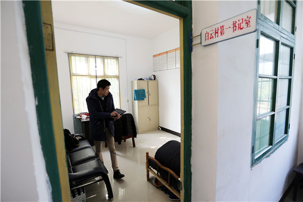 Qin Yuefei at his office. (Photo by Wang Zhuangfei/China Daily)