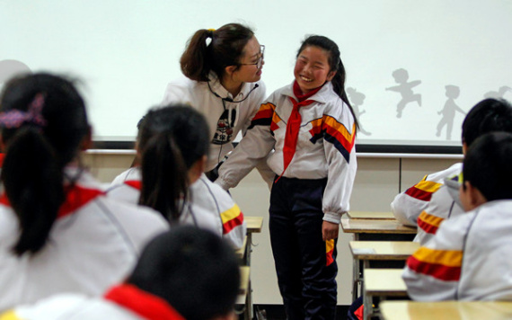A teacher at a school in Xuzhou, Jiangsu province, shows students how to recognize inappropriate behavior. (Photo: Xinhua/Li Jing)